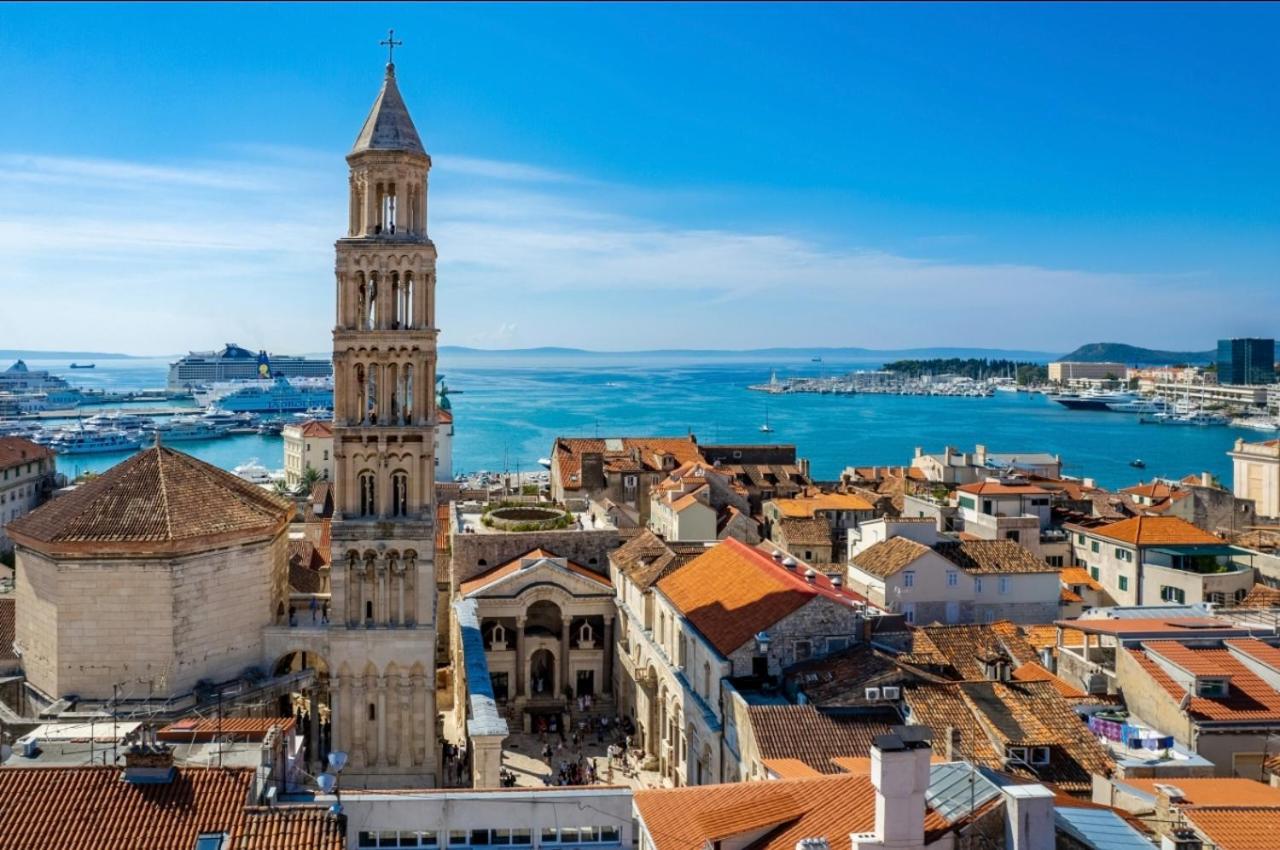 Center Lucia -split Center-