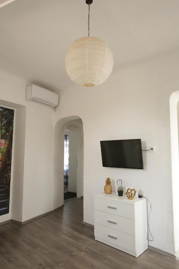 Center Lucia -split Center- 7 Guests Split